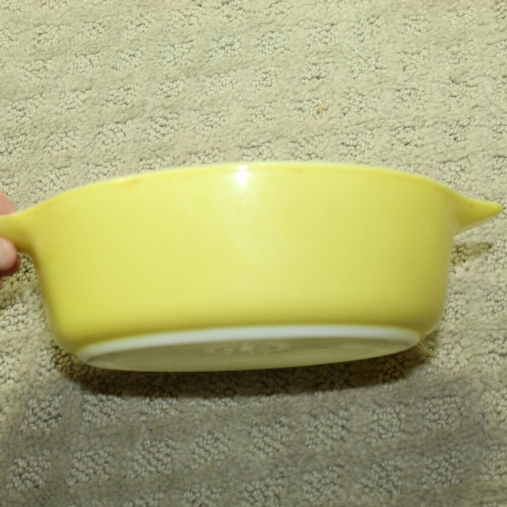 Vintage PYREX Lime Green Round Casserole Dish 471 1 Pt  No Lid